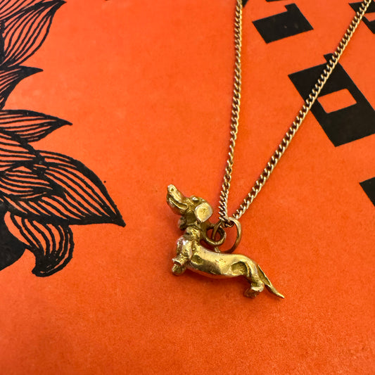 18K Gold Dachshund Dog Charm: Unisex Vintage Jewelry with Timeless Appeal