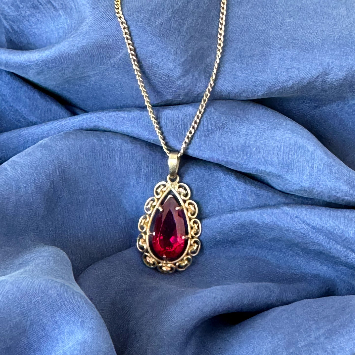 Antique Red Gold Pendant adorned with  Robilite stone