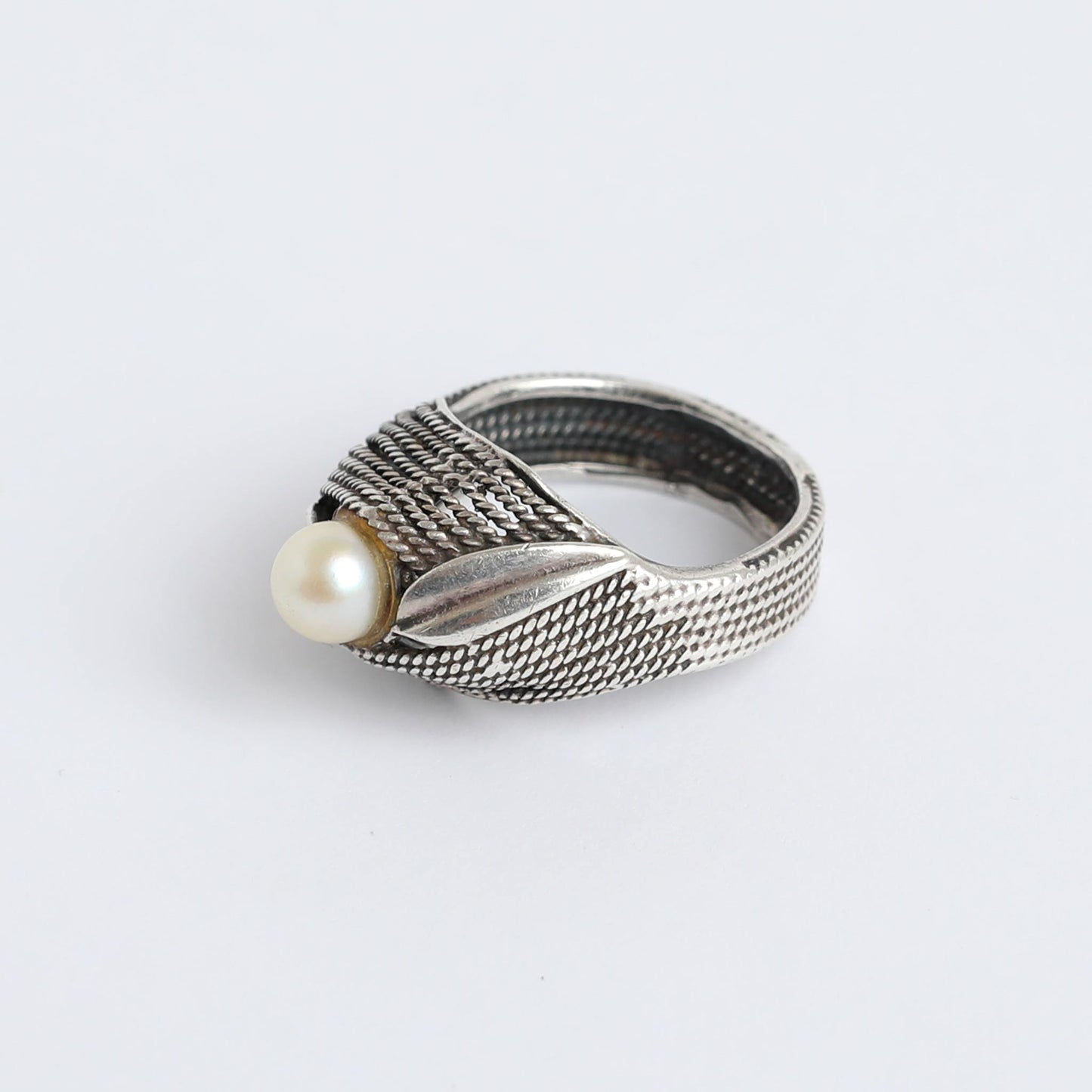 Elegant 1930s Vintage Silver Ring with Pearl Accent