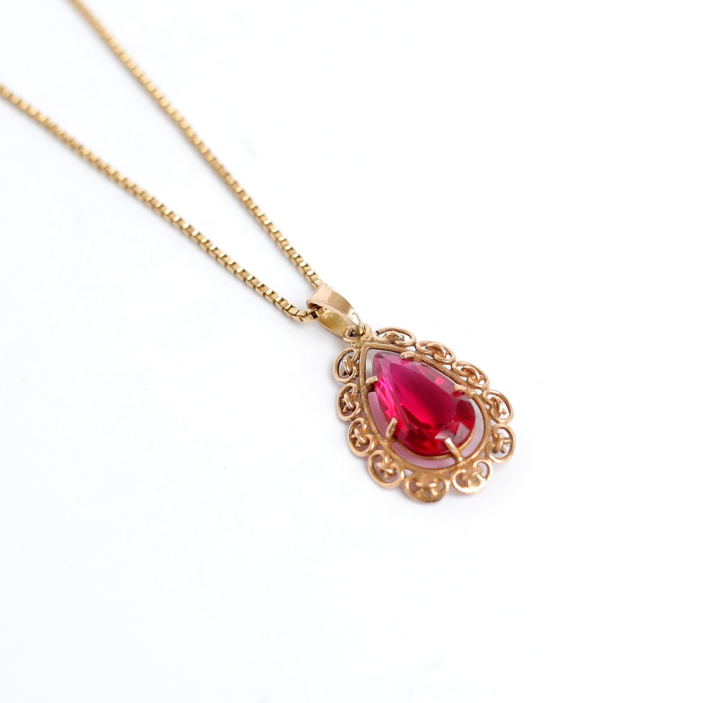 Antique Red Gold Pendant adorned with  Robilite stone