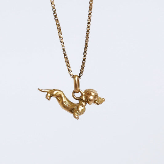 18K Gold Dachshund Dog Charm: Unisex Vintage Jewelry with Timeless Appeal