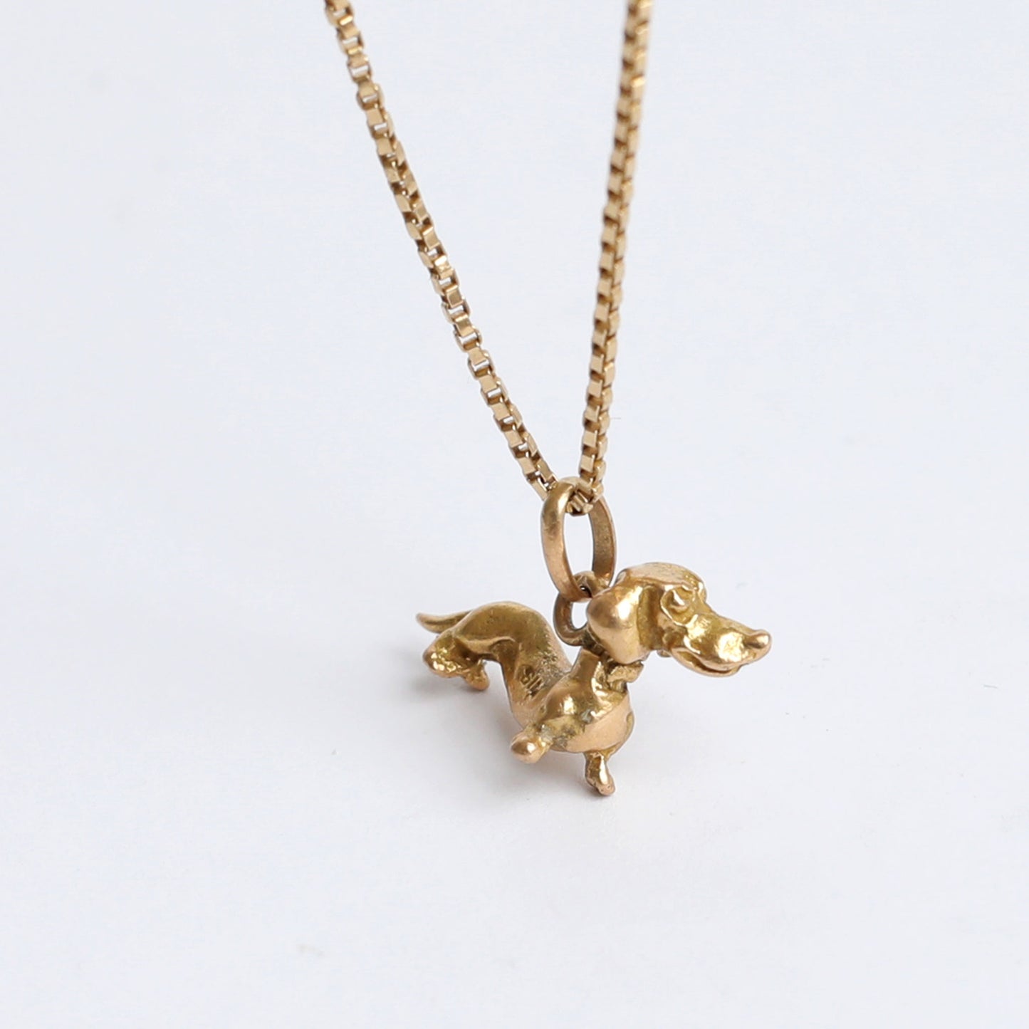 18K Gold Dachshund Dog Charm: Unisex Vintage Jewelry with Timeless Appeal