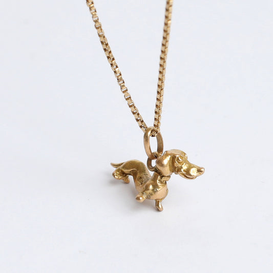18K Gold Dachshund Dog Charm: Unisex Vintage Jewelry with Timeless Appeal