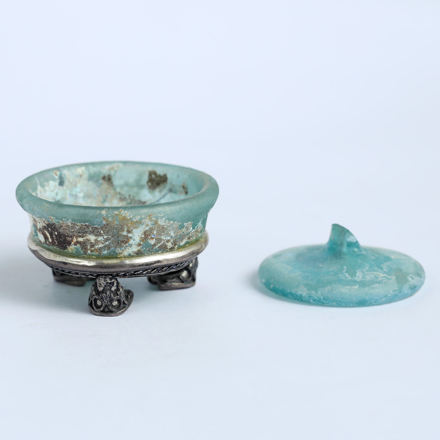 A rare Utanian silverware combined with ancient Roman glass