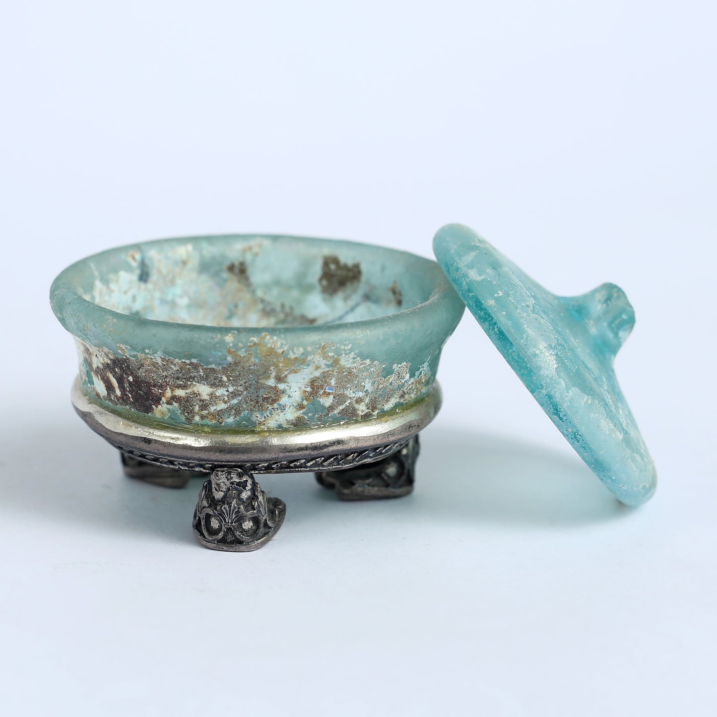A rare Utanian silverware combined with ancient Roman glass