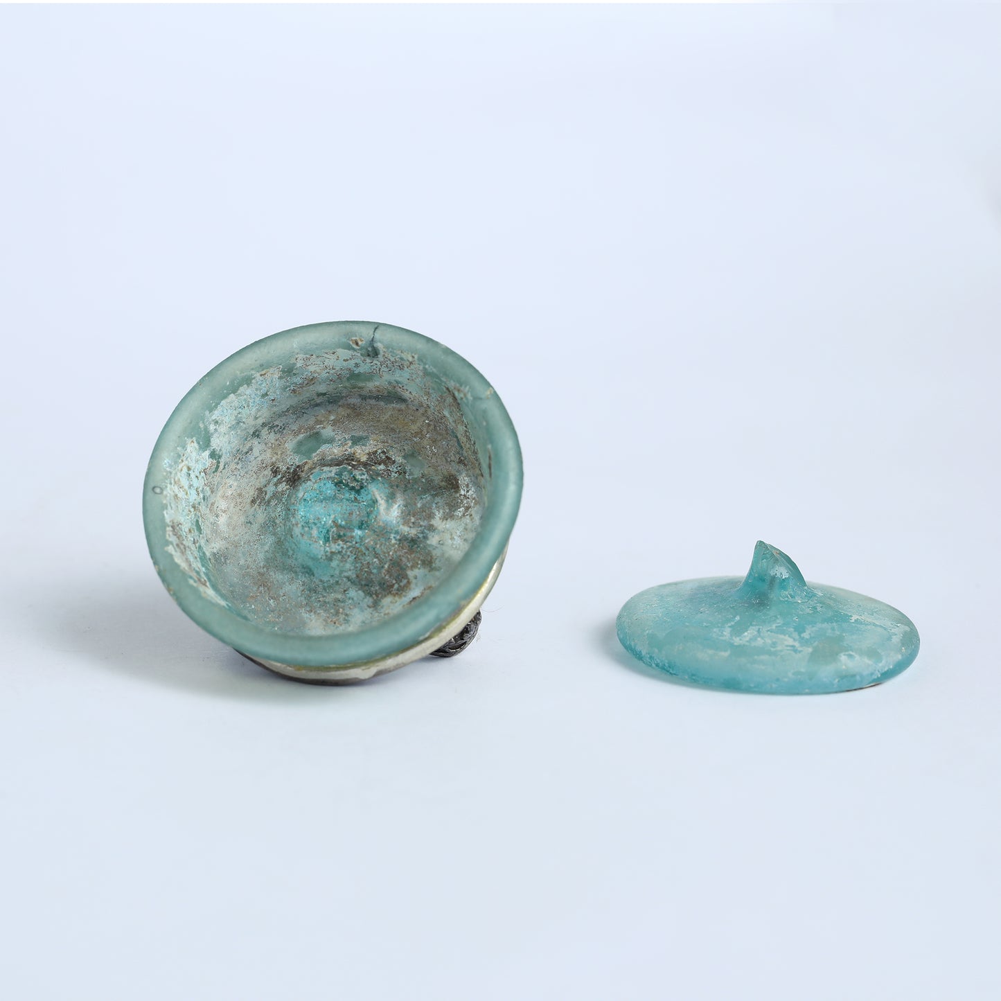 A rare Utanian silverware combined with ancient Roman glass