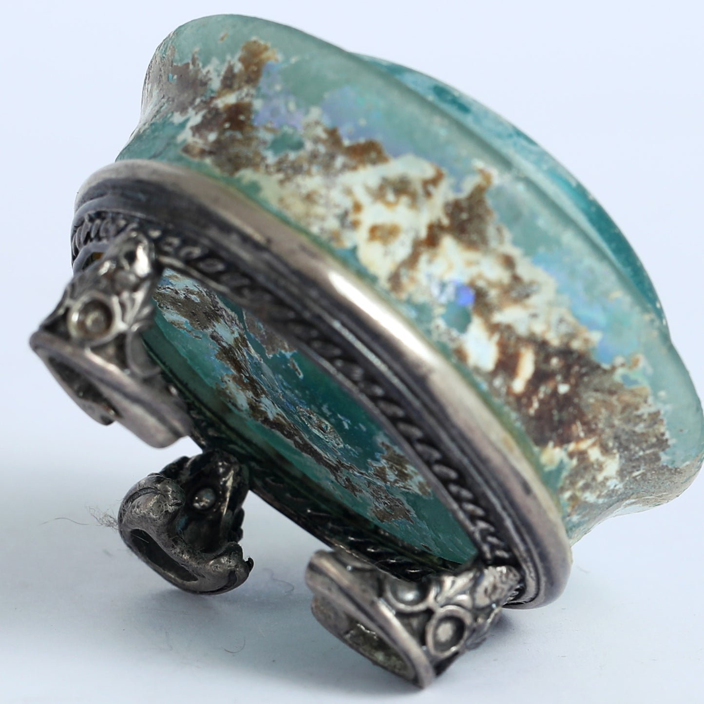 A rare Utanian silverware combined with ancient Roman glass